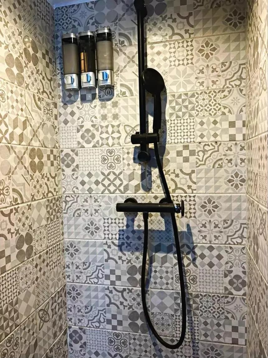 Les carreaux de ciment de la douche